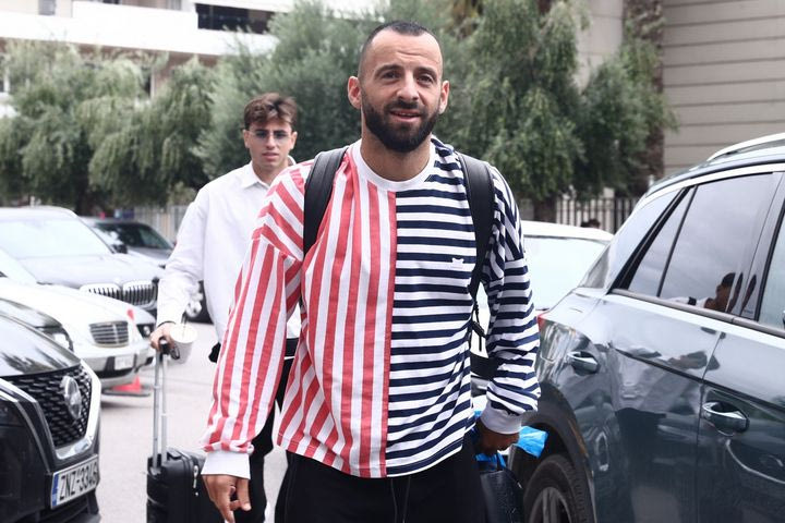 Εθνική Ελλάδας: Ο Μανώλης Σιώπης έκλεψε την παράσταση με την μπλούζα του στην πρώτη συγκέντρωση