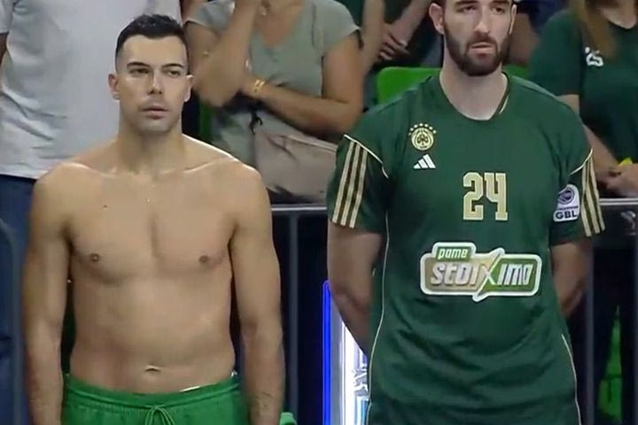 Ο Σλούκας δεν πρόλαβε να φορέσει την φανέλα του και έμεινε ημίγυμνος, σε στάση προσοχής, στον εθνικό ύμνο