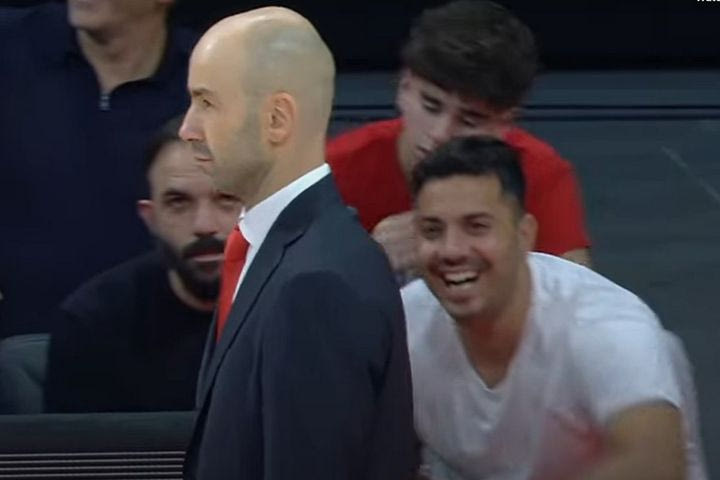 Ο Σπανούλης αγριοκοίταξε οπαδούς του Ολυμπιακού στα court seats, αλλά μετά όλοι μαζί ξεκαρδίστηκαν στα γέλια