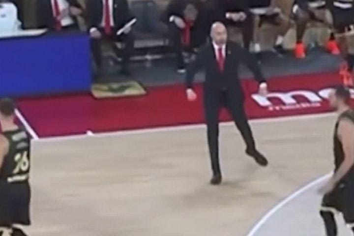 Ο Σπανούλης τρελάθηκε με τον Μίροτιτς και μπήκε στο παρκέ πριν τελειώσει το Μονακό – Ζάλγκιρις