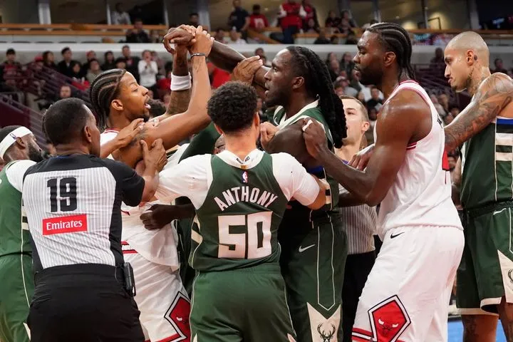 Πιάστηκαν στα χέρια Πρινς και Τέρι και αποβλήθηκαν στο φιλικό των Μπακς με τους Μπουλς, τρόλαρε ο Γιάννης