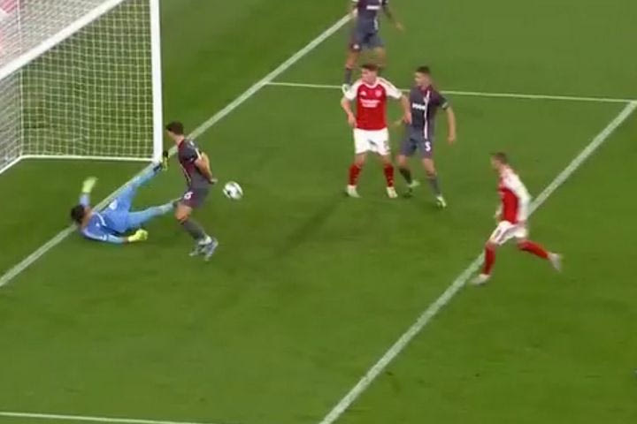 World Class επέμβαση του Τζολάκη στο σουτ του Έντεγκαρντ και προβολή του Ρέτσου κράτησαν ζωντανό τον Ολυμπιακό