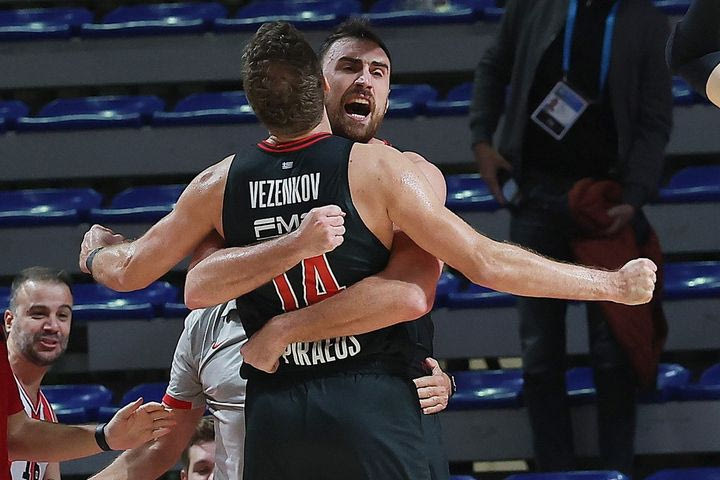 Το VIDEO του SPORT24 με το νικητήριο καλάθι του Σάσα Βεζένκοβ, που έβαλε τη σφραγίδα στην ανατροπή του Ολυμπιακού κόντρα στη Μακάμπι