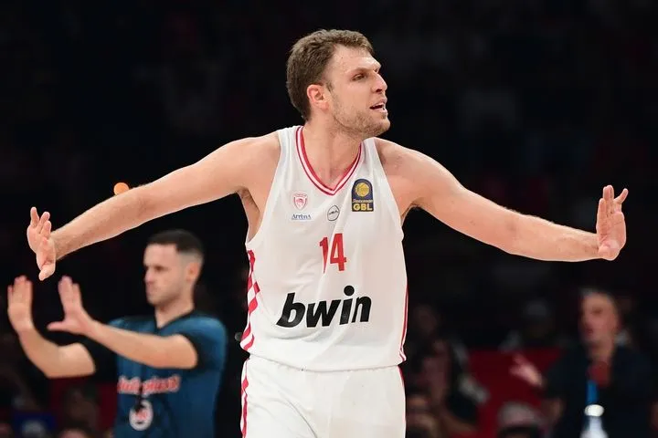 Αθλητικές μεταδόσεις: Ο Ολυμπιακός υποδέχεται την ΑΕΚ, πού θα δείτε το παιχνίδι