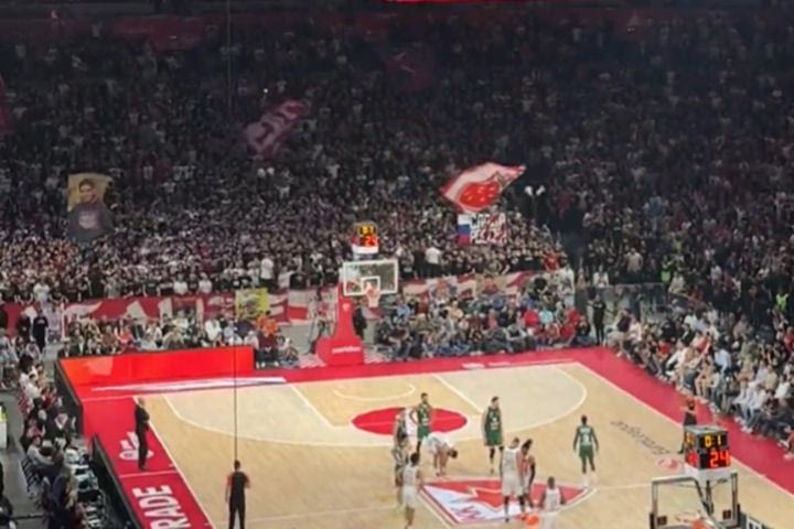 Ερυθρός Αστέρας – Ζάλγκιρις: Η εντυπωσιακή ατμόσφαιρα στη Beogradska Arena για την επιστροφή του Σάσα Ομπράντοβιτς