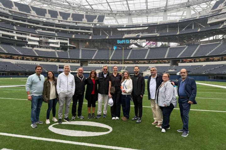 Eπίσκεψη της ΕΟΕ στο εντυπωσιακό Στάδιο της Τελετής Εναρξης των Ολυμπιακών Αγώνων του Λος Αντζελες