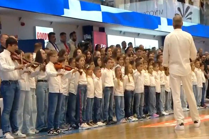 Mykonos Betsson: Παιδιά από το Μουσικό Σχολείο του νησιού έψαλαν τον Εθνικό Ύμνο πριν τον αγώνα κόντρα στον Ολυμπιακό