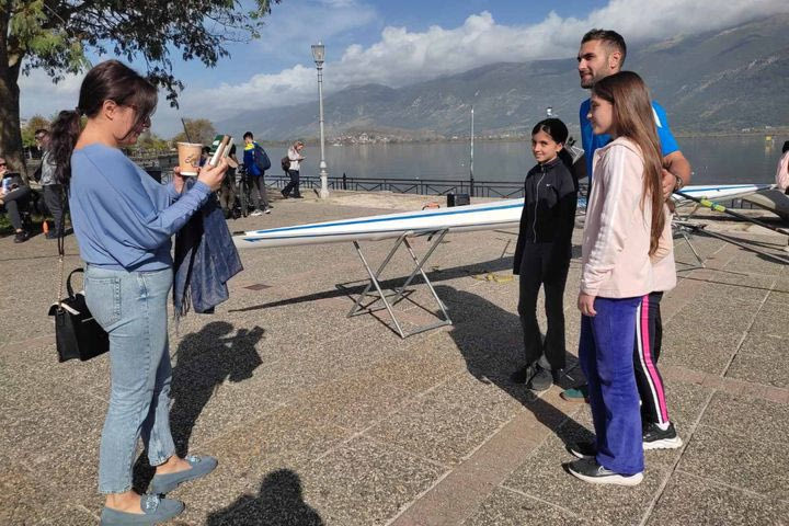 Ο Ολυμπιονίκης Στέφανος Ντούσκος μαθαίνει κωπηλασία στα παιδιά