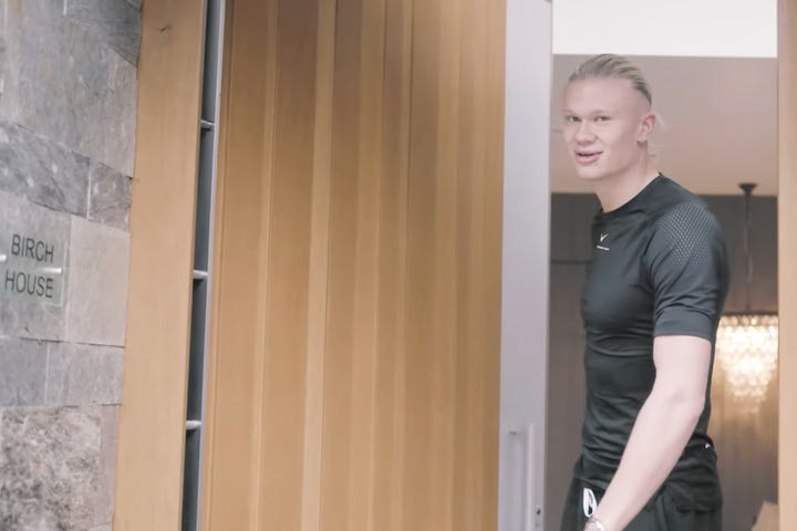 Έρλινγκ Χάλαντ: Στο νέο του κανάλι στο YouTube ανοίγει το σπίτι του και δείχνει πως περνά μια μέρα του