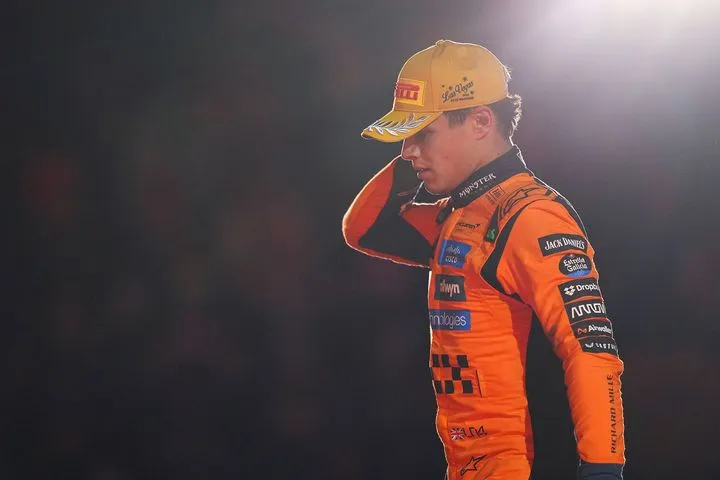 “Φωτιά” στη F1: Έτσι διαμορφώνεται η βαθμολογία στη μάχη του τίτλου μετά τον αποκλεισμό Νόρις και Πιάστρι στο Λας Βέγκας