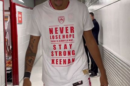 Το υπέροχο μπλουζάκι των παικτών του Ολυμπιακού για τον Κίναν Έβανς: "Μην χάνεις ποτέ την ελπίδα σου, υπάρχει πάντα ένας τρόπος"