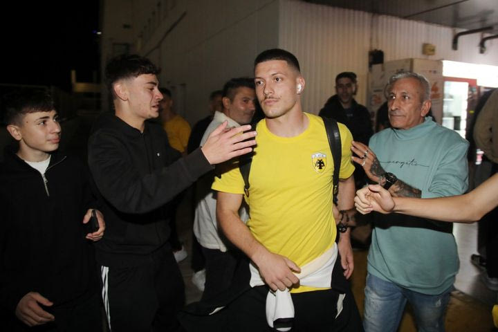 Η αποστολή της ΑΕΚ έφτασε στην Κρήτη και αποθεώθηκε από τους φίλους της ομάδας