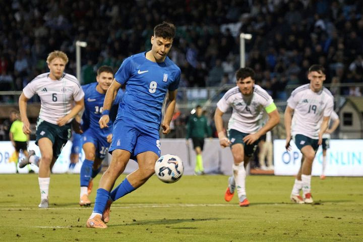 Με εκτέλεση πέναλτι α λα Πανένκα, ο Τζίμας έγραψε το 3-0 για την Εθνική Ελπίδων