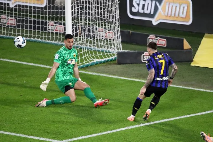 Ο Πέρεθ βρέθηκε τετ-α-τετ με τον Στρακόσα, όμως νικήθηκε από τον τερματοφύλακα της ΑΕΚ