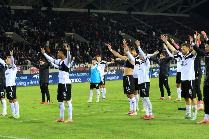 ΑΕΛ Novibet – ΟΦΗ: Απόλυτο κοντράστ στη Λάρισα, αποθέωση για τους παίκτες του Χρήστου Κόντη από τους φίλους των Κρητικών, αποδοκίμασε ο κόσμος των βυσσινί