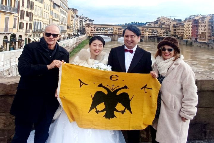 Νεόνυμφο ζευγάρι πόζαρε με τη σημαία της ΑΕΚ στη Φλωρεντία