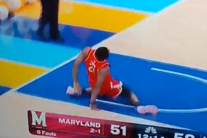 Φρικτός τραυματισμός παίκτη στο NCAA, πολύ άσχημη προσγείωση μετά από κάρφωμα