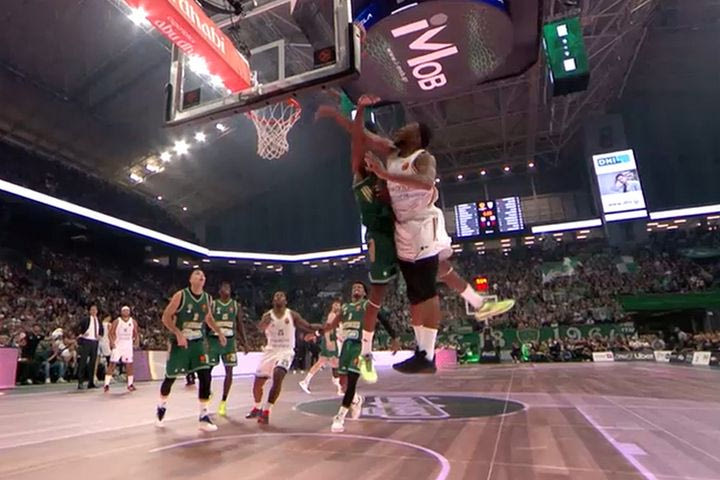 Ο Φαρίντ αναβίωσε το μυθικό μπλοκ του Αντετοκούνμπο στον Έιτον: Επική τάπα στον Καμπενγκέλε