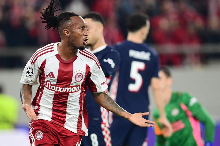 Ολυμπιακός – Αϊντχόφεν: Η γκολάρα του Μαρτίνς μέσα από το φλεγόμενο “Καραϊσκάκης”