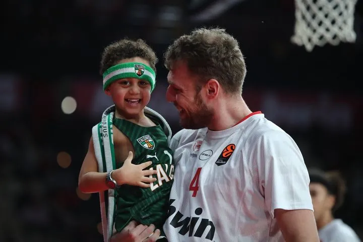 Ολυμπιακός: Ο Βεζένκοβ πήρε αγκαλιά τον γιο του Γουίλιαμς-Γκος που ήταν ντυμένος στα πράσινα