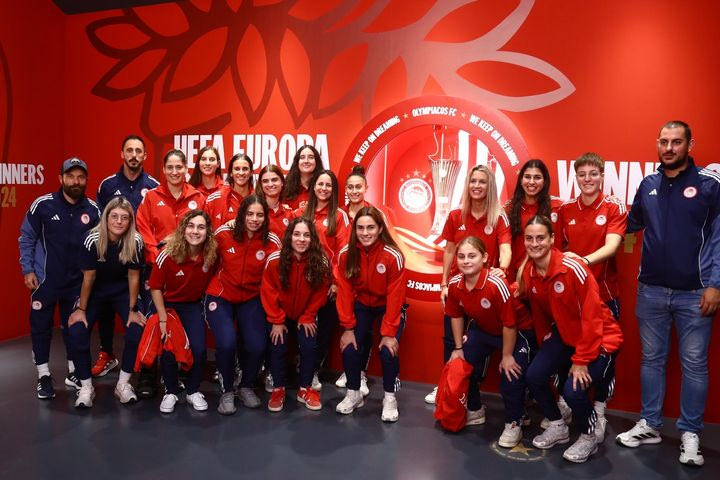 Ολυμπιακός: Επίσκεψη της ομάδας ποδοσφαίρου γυναικών των ερυθρόλευκων στο νέο Μουσείο