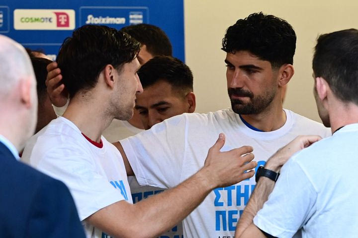 Παναιτωλικός – Ολυμπιακός: Οι αγκαλιές του Μπουχαλάκη με τους πρώην συμπαίκτες του