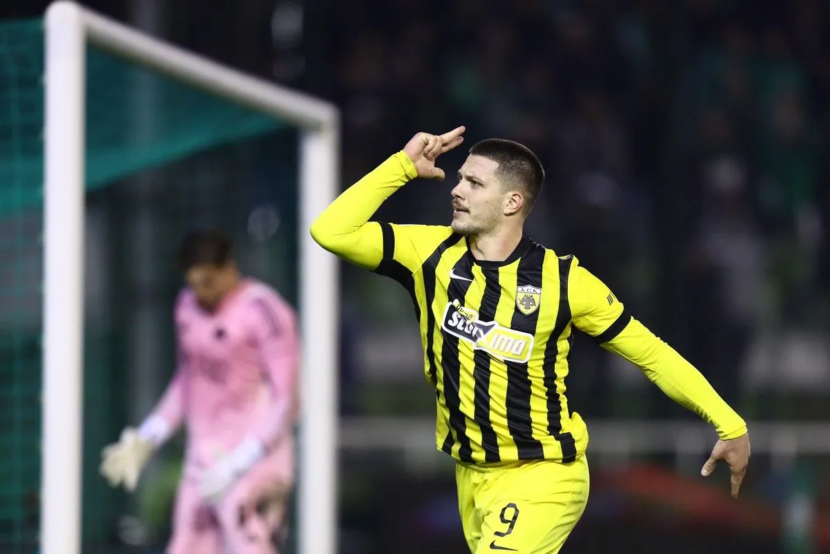 Γιόβιτς ο εκτελεστής: Ο Σέρβος επιθετικός με εύστοχη εκτέλεση πέναλτι στο 90+3′, ολοκλήρωσε το χατ-τρικ του και έδωσε τη νίκη στην ΑΕΚ