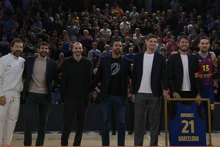 Η Μπαρτσελόνα τίμησε τον Αμπρίνες πριν το clasico με τη Ρεάλ και ο Γιουλ έτρεξε να μπει στην αναμνηστική φωτογραφία