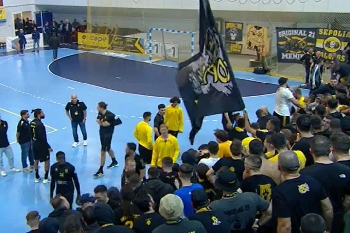 ΑΕΚ – Ολυμπιακός: Έκκληση των παικτών προς τους οπαδούς να σταματήσουν τα υβριστικά συνθήματα για να συνεχιστεί το παιχνίδι