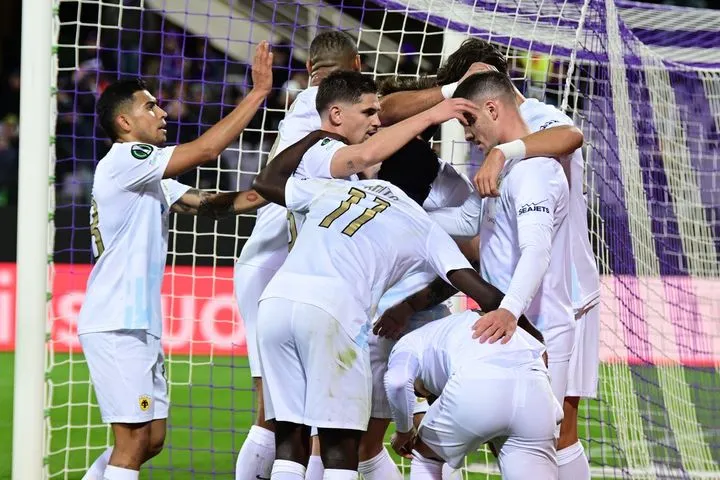 ΑΕΚ: Το γκολ του Γκατσίνοβιτς από άλλη λήψη και ο παλμός της κιτρινόμαυρης εξέδρας στο Αρτέμιο Φράνκι