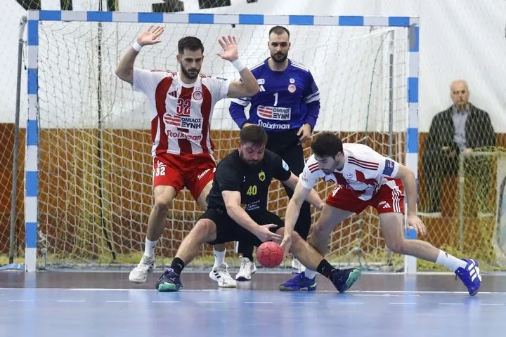 ΑΕΚ – Ολυμπιακός: Ξανάρχισε το ματς μετά από 25λεπτη διακοπή εξαιτίας υβριστικών συνθημάτων