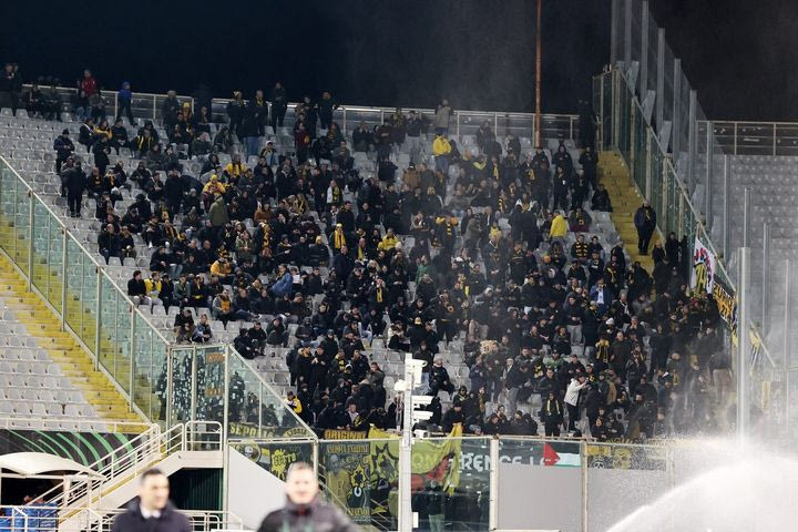 Φιορεντίνα – ΑΕΚ: Ταλαιπωρία για μερίδα φίλων της Ένωσης, με ευθύνη των ιταλικών αρχών, μπήκαν στο γήπεδο οκτώ λεπτά πριν τη σέντρα