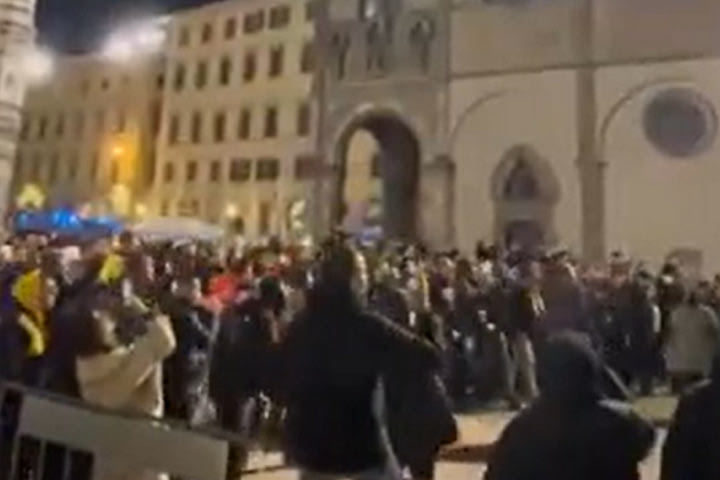 ΑΕΚ: Οι φίλοι της Ένωσης έκαναν Νέα Φιλαδέλφεια την πλατεία Ντουόμο μετά το τεράστιο διπλό στη Φλωρεντία