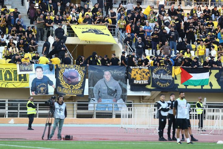 ΟΦΗ – ΑΕΚ: Δυναμική παρουσία των φιλάθλων της Ένωσης στο Παγκρήτιο