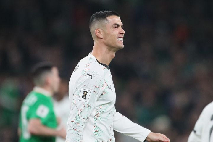 Κριστιάνο Ρονάλντο: Ο Πορτογάλος σούπερσταρ αποβλήθηκε στο 60′ της αναμέτρησης κόντρα στην Ιρλανδία, ειρωνεύτηκε τον διαιτητή και αποδοκιμάστηκε από τους φιλάθλους των γηπεδούχων