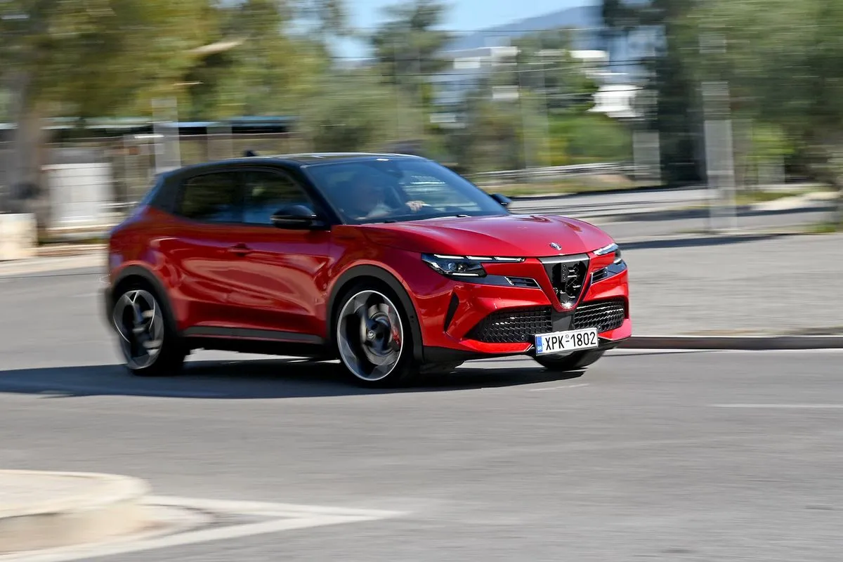 Δοκιμάζουμε την Alfa Romeo Junior Veloce και βρίσκουμε ένα μικρό SUV “ταραξία” με 280 ίππους και έντονο χαρακτήρα