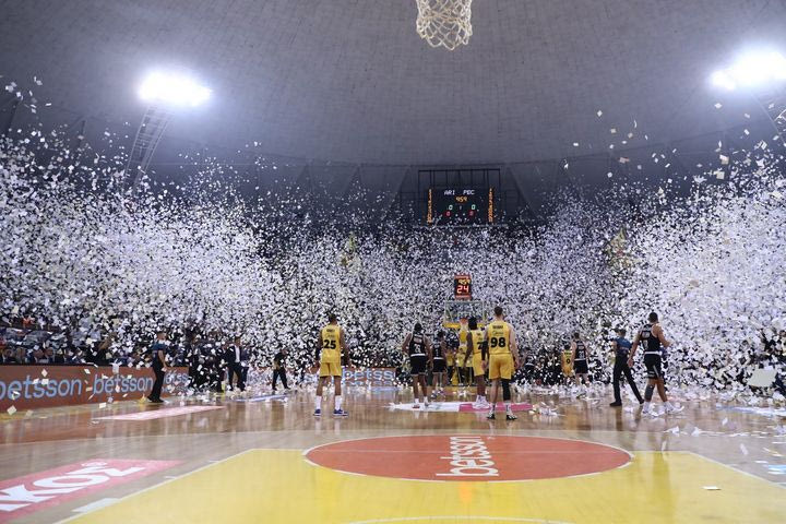 Άρης Betsson – ΠΑΟΚ: Συγκλονιστική ατμόσφαιρα στο Αλεξάνδρειο και πλημμύρα από λευκά χαρτάκια στο παρκέ