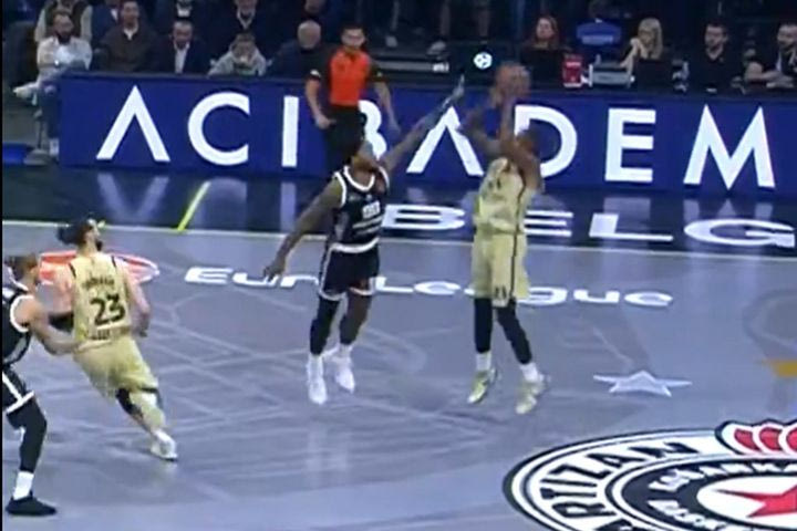 Το απίστευτο dagger τρίποντο του Κλάιμπερν από το logo του κέντρου, που “σκότωσε” την Παρτίζαν