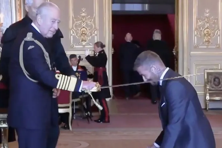 Ο Ντέιβιντ Μπέκαμ τιμήθηκε με τον τίτλο του ιππότη από τον βασιλιά Κάρολο