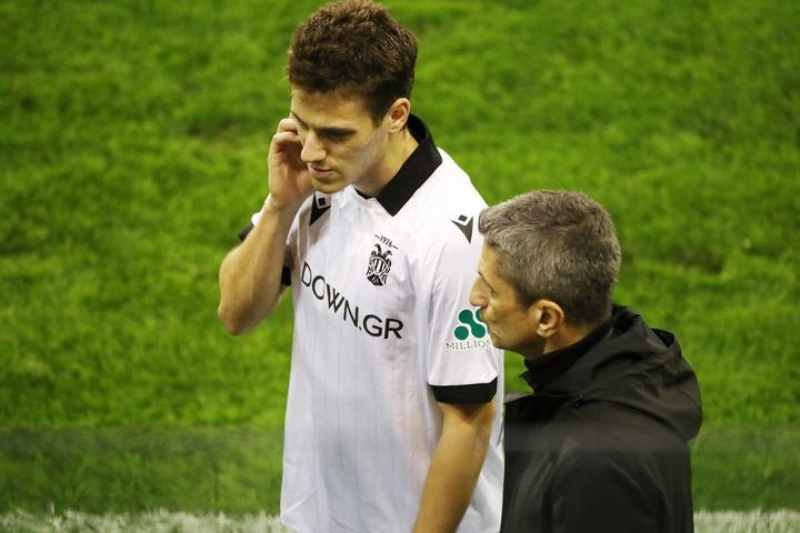 Παναθηναϊκός – ΠΑΟΚ: Ο Κωνσταντέλιας έγινε αναγκαστική αλλαγή εξαιτίας ενοχλήσεων στον οπίσθιο μηριαίο