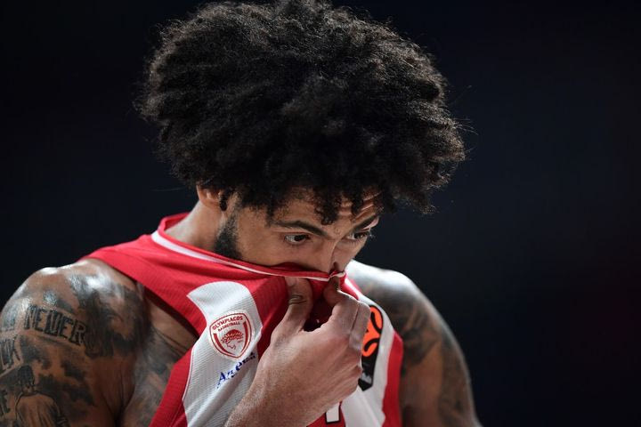 Το σοκ με τον τραυματισμό του Έβανς επισκίασε τη μπασκετάρα του Ολυμπιακού, που πάτησε τη Ζάλγκιρις στο ΣΕΦ