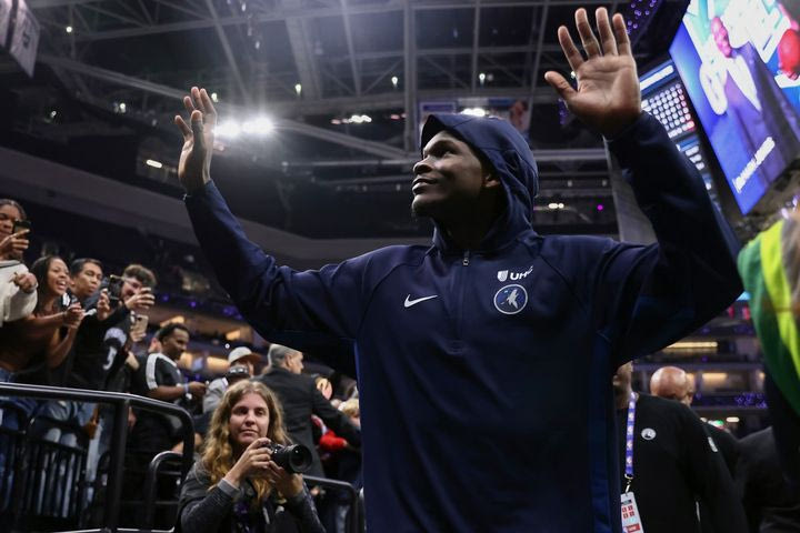 Η ωραία κίνηση του Αντονι Έντουαρντς: Έδωσε τη φανέλα του σε μικρό φίλο των Κινγκς