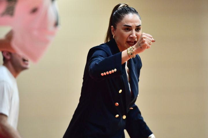 Οι σφιγμένες γροθιές της Σελέν Ερντέμ μετά τη νίκη του Παναθηναϊκού στο ντέρμπι με τον Ολυμπιακό