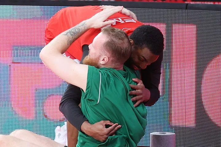 Ολυμπιακός – Ζάλγκιρις: Χαμόγελα και αγκαλιές ο Εβανς με τους πρώην συμπαίκτες του