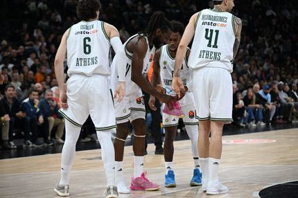 Απίστευτο στιγμιότυπο: Ο Σορτς μάζεψε το παπούτσι του Φαρίντ και έτρεξε να του το φέρει