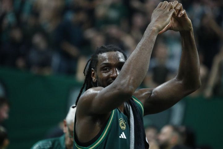 Standing ovation για τον Φαρίντ, που απάντησε με καρδούλες στο κοινό του Παναθηναϊκού