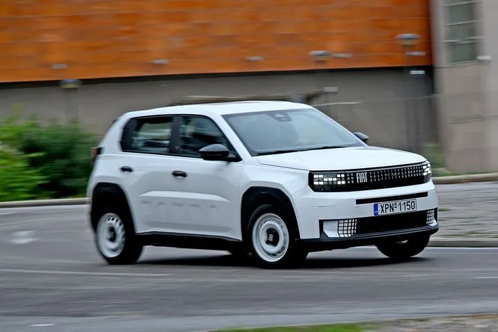 Δοκιμή του Fiat Grande Panda Electric, που φέρνει στο σήμερα τις αρετές του ένδοξου προγόνου του