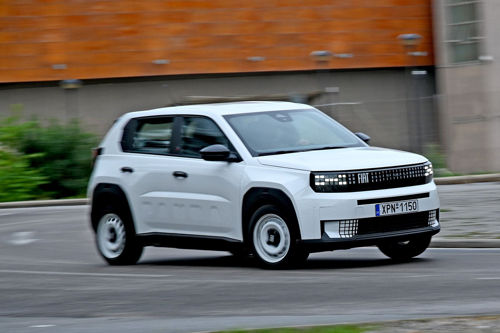 Δοκιμή του Fiat Grande Panda Electric, που φέρνει στο σήμερα τις αρετές του ένδοξου προγόνου του