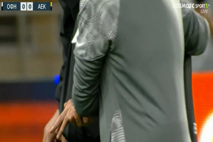 ΟΦΗ – ΑΕΚ: Ο Φούντας έπεσε άτσαλα μετά από μαρκάρισμα του Κοϊτά και τραυματίστηκε στα δάχτυλα του δεξιού του χεριού