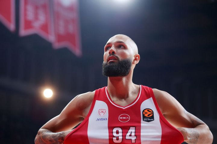 Ερυθρός Αστέρας – Ολυμπιακός: Αδέλφια στην εξέδρα, μάχη μέχρι τελικής πτώσης στο παρκέ